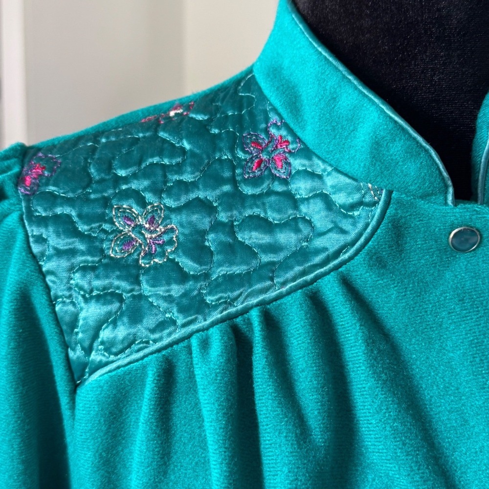 Vintage Teal Robe Quilted Satin Floral Shoulder‎ Snap Front 70s 80s USA Grandma